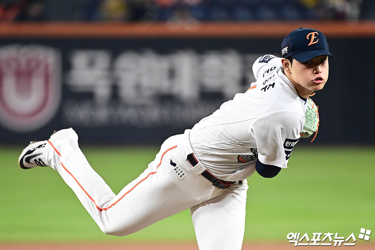 한화 이글스 우완투수 문동주가 0일 대전 한화생명 볼파크에서 열린 2026 신한 SOL KBO리그 KIA 타이거즈와의 시범경기에 선발 등판해 2이닝 4피안타 무사사구 1탈삼진 2실점을 기록했다. 이날 문동주의 최고구속은 149km/h였다. 1회초에는 직구 구속이 138km까지 떨어지기도 했다. 엑스포츠뉴스 DB