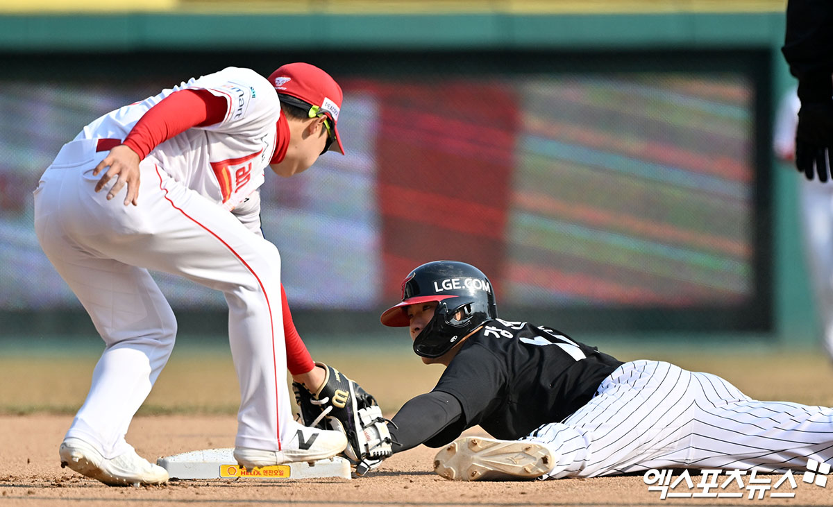 20일 오후 인천SSG랜더스필드에서 열린 '2026 신한 SOL Bank KBO리그' LG 트윈스와 SSG 랜더스의 시범경기, 8회초 1사 1루 LG 강민균이 2루 도루에 성공하고 있다. 인천, 김한준 기자