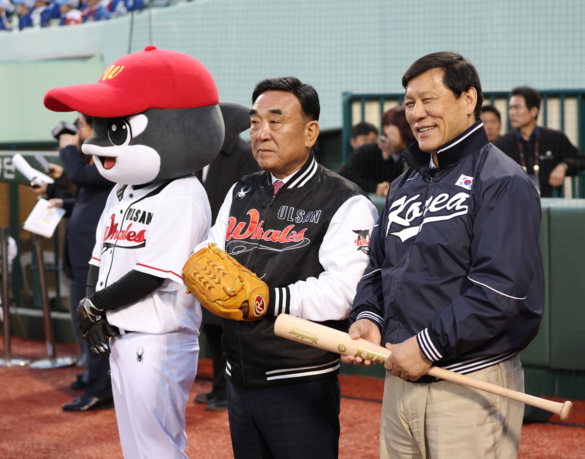 KBO 최초의 시민야구단인 울산 웨일즈가 창단 첫 경기를 치러 분투한 끝에 두 점 차로 석패했다. 울산 웨일즈는 20일 울산 문수야구장에서 열린 롯데 자이언츠와 2026 메디힐 KBO 퓨처스리그 홈 개막전에서 1-3으로 졌다. 울산 웨일즈는 선발 오카다 아키타케가 5이닝 4피안타 4탈삼진 3실점(2자책)을 기록했다. 이후 고바야시 쥬이가 4이닝을 잘 막아냈다. 다만 타선이 단 2안타로 막히면서 격차를 좁히지 못한 게 컸다. 롯데는 선발 현도훈이 6⅓이닝 1피안타 1사사구 5탈삼진 무실점으로 호투하며 울산 웨일즈 타선을 압도했다. 타선에서는 5번 신윤후가 홈런 포함 멀티히트로 좋은 감각을 보여줬다. 울산 웨일즈