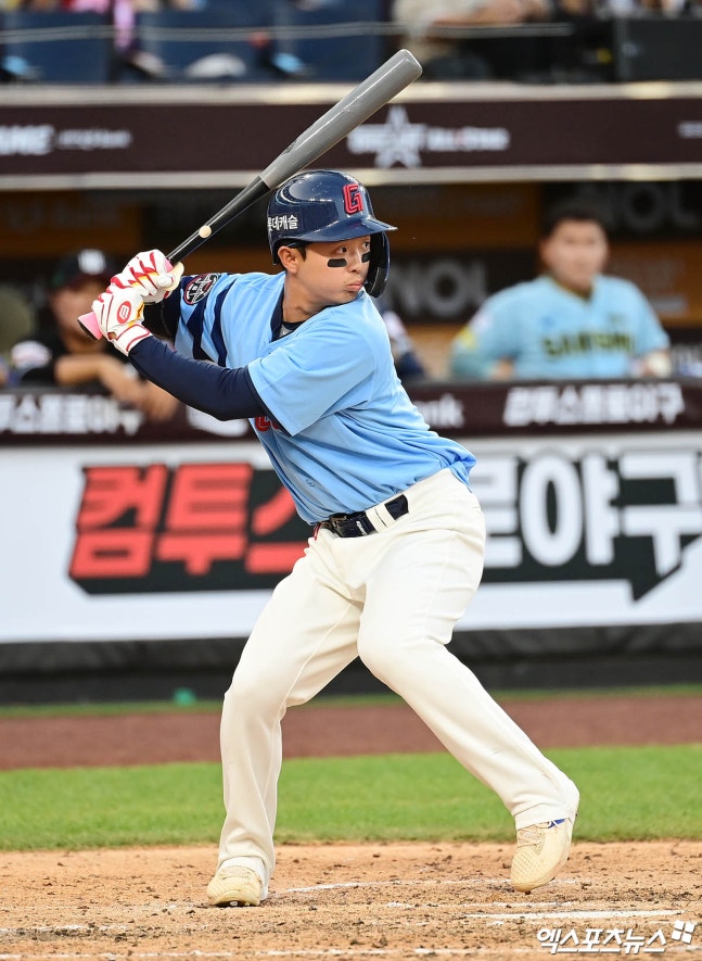 KBO 최초의 시민야구단인 울산 웨일즈가 창단 첫 경기를 치러 분투한 끝에 두 점 차로 석패했다. 울산 웨일즈는 20일 울산 문수야구장에서 열린 롯데 자이언츠와 2026 메디힐 KBO 퓨처스리그 홈 개막전에서 1-3으로 졌다. 울산 웨일즈는 선발 오카다 아키타케가 5이닝 4피안타 4탈삼진 3실점(2자책)을 기록했다. 이후 고바야시 쥬이가 4이닝을 잘 막아냈다. 다만 타선이 단 2안타로 막히면서 격차를 좁히지 못한 게 컸다. 롯데는 선발 현도훈이 6⅓이닝 1피안타 1사사구 5탈삼진 무실점으로 호투하며 울산 웨일즈 타선을 압도했다. 타선에서는 5번 신윤후가 홈런 포함 멀티히트로 좋은 감각을 보여줬다.