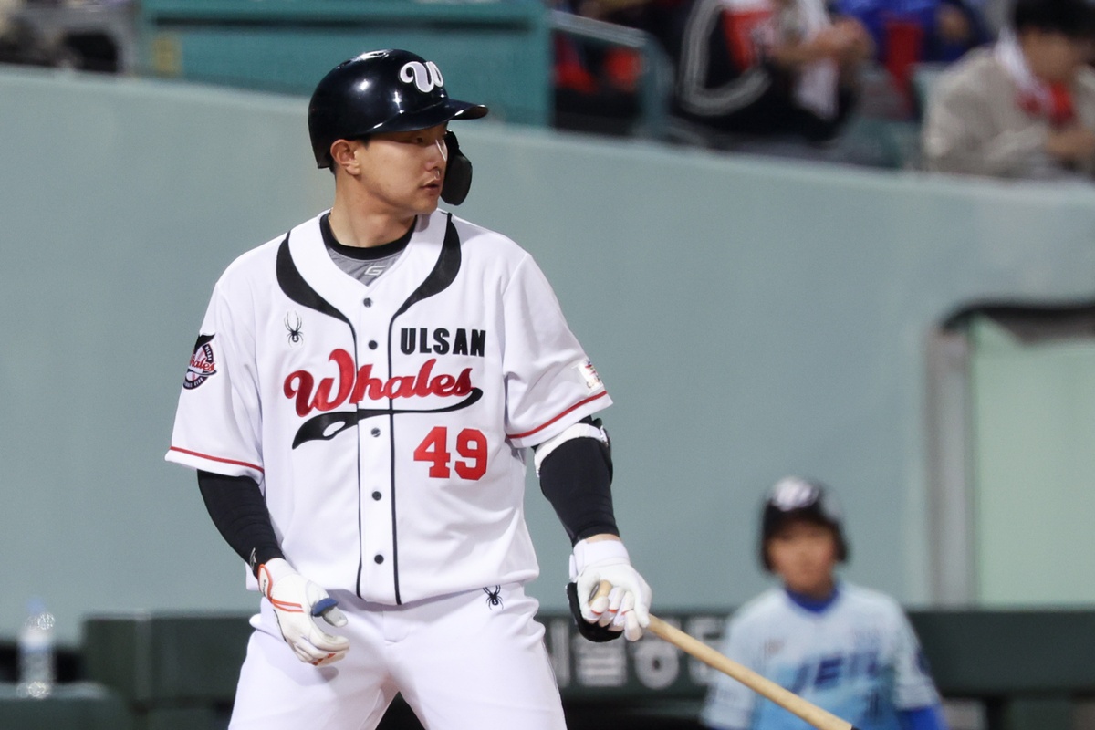 KBO 최초의 시민야구단인 울산 웨일즈가 창단 첫 경기를 치러 분투한 끝에 두 점 차로 석패했다. 울산 웨일즈는 20일 울산 문수야구장에서 열린 롯데 자이언츠와 2026 메디힐 KBO 퓨처스리그 홈 개막전에서 1-3으로 졌다. 울산 웨일즈는 선발 오카다 아키타케가 5이닝 4피안타 4탈삼진 3실점(2자책)을 기록했다. 이후 고바야시 쥬이가 4이닝을 잘 막아냈다. 다만 타선이 단 2안타로 막히면서 격차를 좁히지 못한 게 컸다. 롯데는 선발 현도훈이 6⅓이닝 1피안타 1사사구 5탈삼진 무실점으로 호투하며 울산 웨일즈 타선을 압도했다. 타선에서는 5번 신윤후가 홈런 포함 멀티히트로 좋은 감각을 보여줬다. 울산 웨일즈 