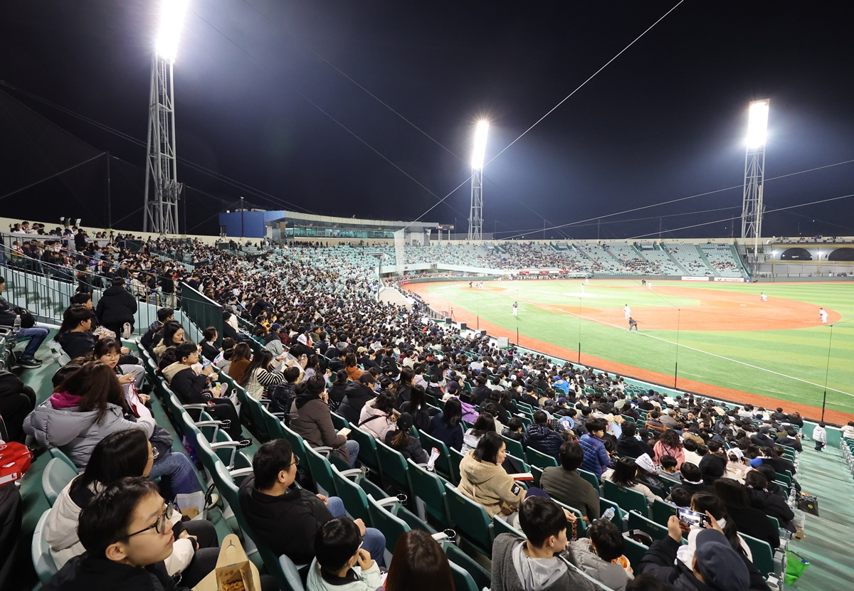 KBO 최초의 시민야구단인 울산 웨일즈가 창단 첫 경기를 치러 분투한 끝에 두 점 차로 석패했다. 울산 웨일즈는 20일 울산 문수야구장에서 열린 롯데 자이언츠와 2026 메디힐 KBO 퓨처스리그 홈 개막전에서 1-3으로 졌다. 울산 웨일즈는 선발 오카다 아키타케가 5이닝 4피안타 4탈삼진 3실점(2자책)을 기록했다. 이후 고바야시 쥬이가 4이닝을 잘 막아냈다. 다만 타선이 단 2안타로 막히면서 격차를 좁히지 못한 게 컸다. 롯데는 선발 현도훈이 6⅓이닝 1피안타 1사사구 5탈삼진 무실점으로 호투하며 울산 웨일즈 타선을 압도했다. 타선에서는 5번 신윤후가 홈런 포함 멀티히트로 좋은 감각을 보여줬다. 창단 첫 게임을 맞이해 울산 문수야구장에는 평일 저녁임에도 7214명이 찾아 역사적인 경기를 지켜봤다. 울산 웨일즈