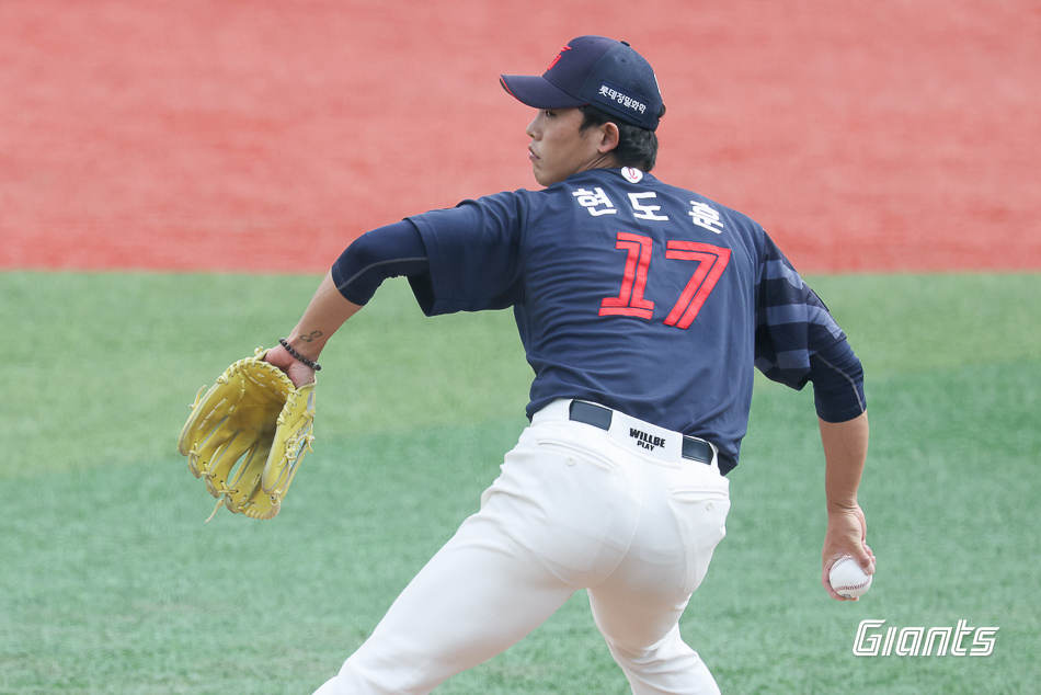 KBO 최초의 시민야구단인 울산 웨일즈가 창단 첫 경기를 치러 분투한 끝에 두 점 차로 석패했다. 울산 웨일즈는 20일 울산 문수야구장에서 열린 롯데 자이언츠와 2026 메디힐 KBO 퓨처스리그 홈 개막전에서 1-3으로 졌다. 울산 웨일즈는 선발 오카다 아키타케가 5이닝 4피안타 4탈삼진 3실점(2자책)을 기록했다. 이후 고바야시 쥬이가 4이닝을 잘 막아냈다. 다만 타선이 단 2안타로 막히면서 격차를 좁히지 못한 게 컸다. 롯데는 선발 현도훈이 6⅓이닝 1피안타 1사사구 5탈삼진 무실점으로 호투하며 울산 웨일즈 타선을 압도했다. 타선에서는 5번 신윤후가 홈런 포함 멀티히트로 좋은 감각을 보여줬다. 롯데 자이언츠