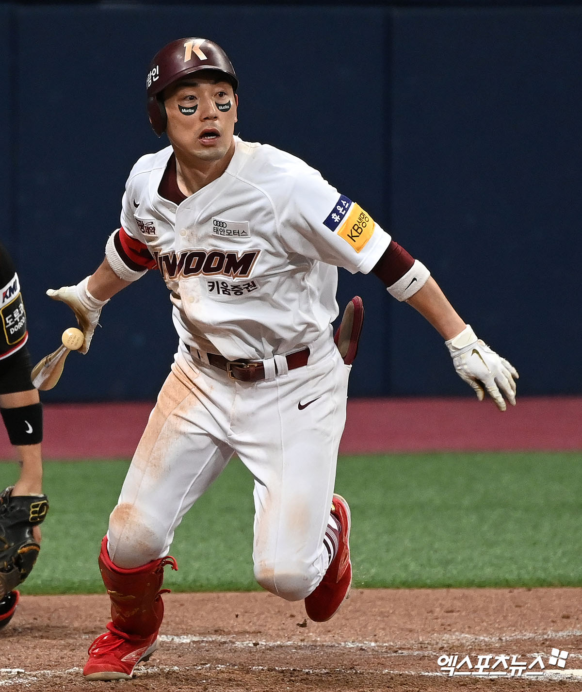 키움 히어로즈 베테랑 내야수 서건창이 두 차례 교차 검진을 진행한 결과 오른쪽 원위지골 수장판 견열골절(중지 손톱 마디) 손견을 받았다. 회복까지는 4주가량의 시간이 소요될 것으로 예상된다. 엑스포츠뉴스 DB