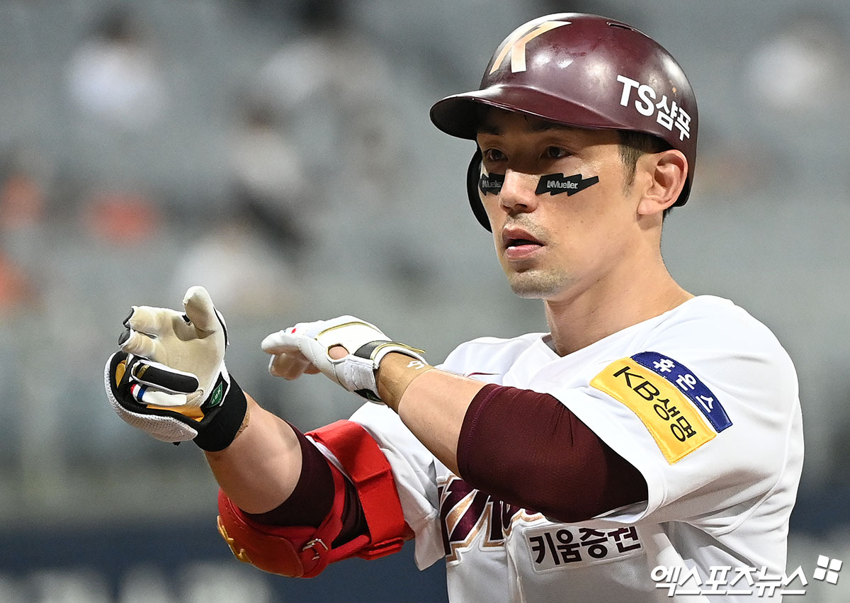 키움 히어로즈 베테랑 내야수 서건창이 두 차례 교차 검진을 진행한 결과 오른쪽 원위지골 수장판 견열골절(중지 손톱 마디) 손견을 받았다. 회복까지는 4주가량의 시간이 소요될 것으로 예상된다. 엑스포츠뉴스 DB