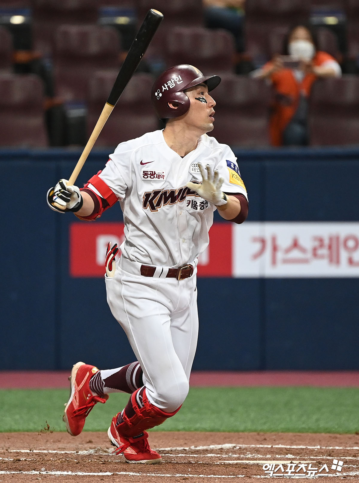 키움 히어로즈 베테랑 내야수 서건창이 두 차례 교차 검진을 진행한 결과 오른쪽 원위지골 수장판 견열골절(중지 손톱 마디) 손견을 받았다. 회복까지는 4주가량의 시간이 소요될 것으로 예상된다. 엑스포츠뉴스 DB