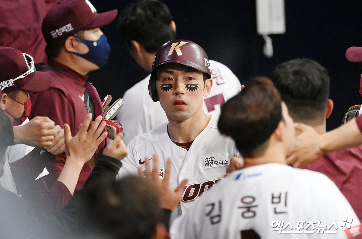 키움 히어로즈 베테랑 내야수 서건창이 두 차례 교차 검진을 진행한 결과 오른쪽 원위지골 수장판 견열골절(중지 손톱 마디) 손견을 받았다. 회복까지는 4주가량의 시간이 소요될 것으로 예상된다. 엑스포츠뉴스 DB