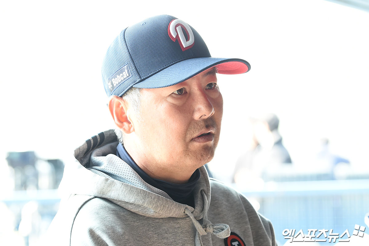 21일 오후 서울 송파구 잠실야구장에서 열리는 '2026 신한 SOL Bank KBO리그 시범경기' KIA 타이거즈와 두산 베어스의 경기에 앞서 두산 김원형 감독이 취재진과 이야기를 나누고 있다. 잠실, 박지영 기자