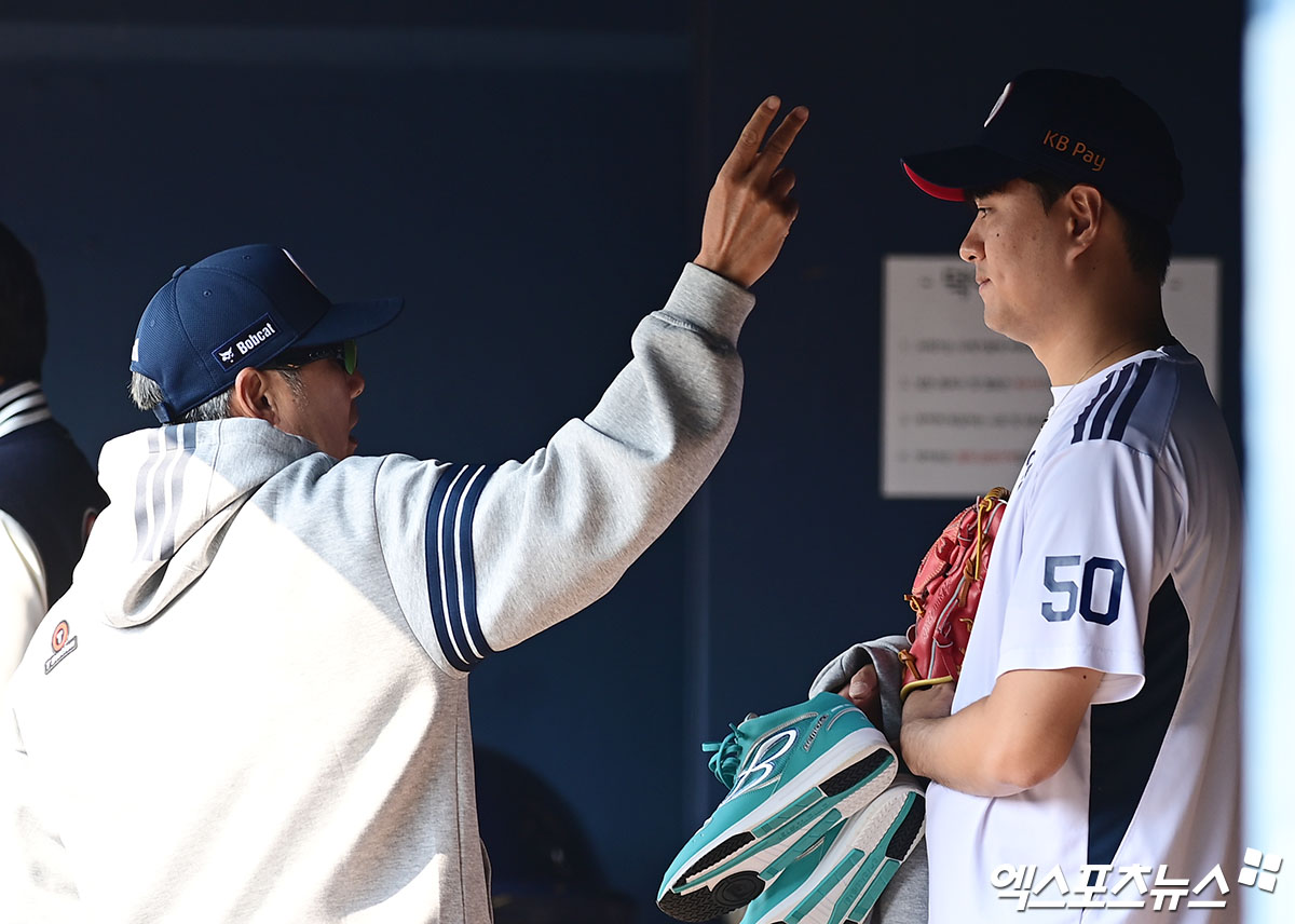 21일 오후 서울 송파구 잠실야구장에서 열리는 '2026 신한 SOL Bank KBO리그 시범경기' KIA 타이거즈와 두산 베어스의 경기에 앞서 두산 김원형 감독이 이영하와 이야기를 나누고 있다. 잠실, 박지영 기자