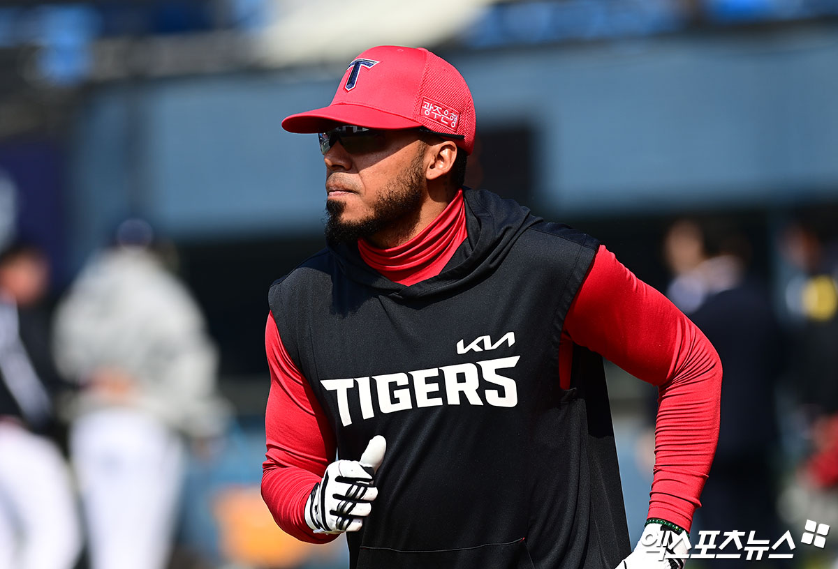 21일 오후 서울 송파구 잠실야구장에서 열리는 '2026 신한 SOL Bank KBO리그 시범경기' KIA 타이거즈와 두산 베어스의 경기에 앞서 KIA 카스트로가 훈련에 나서고 있다. 잠실, 박지영 기자