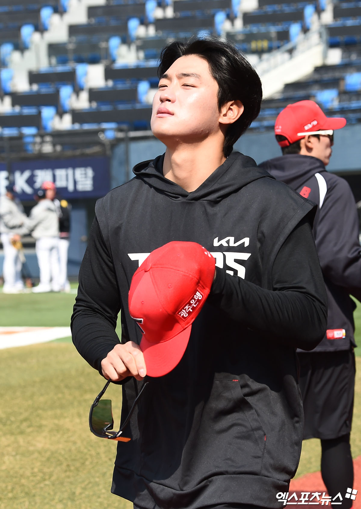 21일 오후 서울 송파구 잠실야구장에서 열리는 '2026 신한 SOL Bank KBO리그 시범경기' KIA 타이거즈와 두산 베어스의 경기에 앞서 KIA 김도영이 훈련에 나서고 있다. 잠실, 박지영 기자