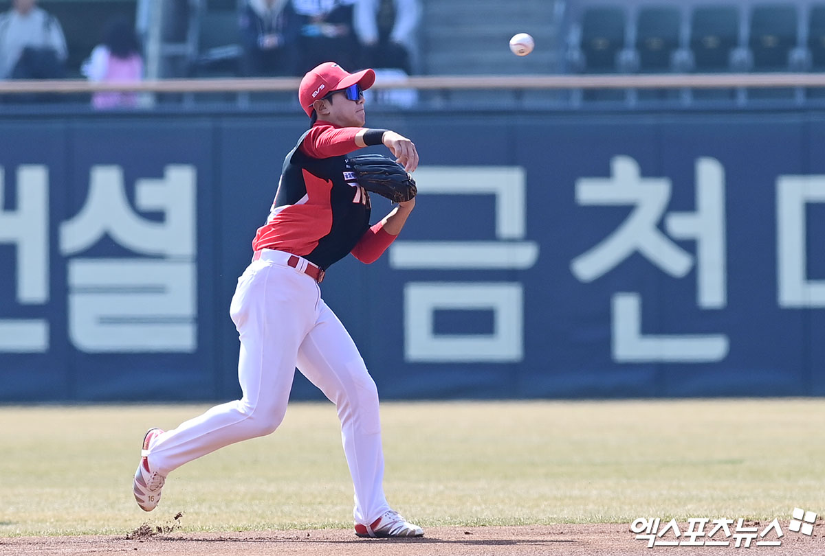 KIA 정현창이 2루 수비를 하는 장면