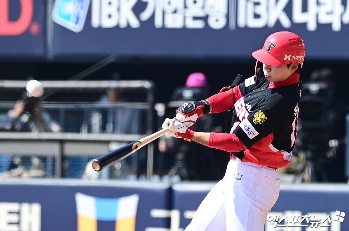 21일 오후 서울 송파구 잠실야구장에서 열린 '2026 신한 SOL Bank KBO리그 시범경기' KIA 타이거즈와 두산 베어스의 경기, 3회초 무사 1,2루 KIA 정현창이 두산 선발투수 최승용 상대로 스리런 홈런을 때려내고 있다. 잠실, 박지영 기자