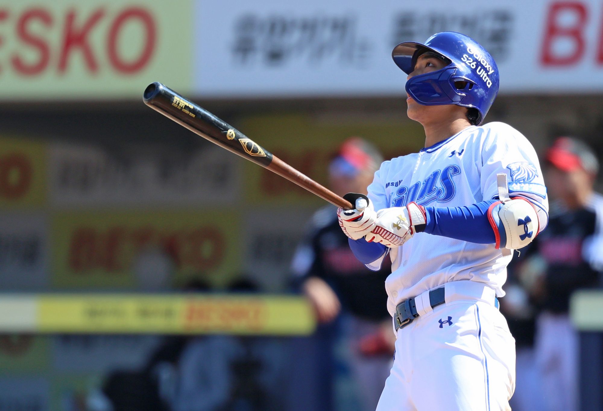 삼성은 21일 대구삼성라이온즈파크에서 열린 2026 KBO 시범경기 LG 트윈스전에서 4-3으로 승리했다. 올해 시범경기 첫 등판에 나선 아리엘 후라도가 5이닝(70구) 5피안타(1피홈런) 무사사구 4탈삼진 1실점 호투로 승리의 기반을 다졌다. 타석에서는 리드오프 중책을 맡은 이재현이 결승 투런홈런을 터트렸다. 올 시즌 가장 유력한 우승 후보 두 팀이 맞붙은 이날 대구삼성라이온즈파크엔 한국시리즈를 방불케 하는 총 2만 3860명의 관중이 몰려들었다. 삼성 라이온즈