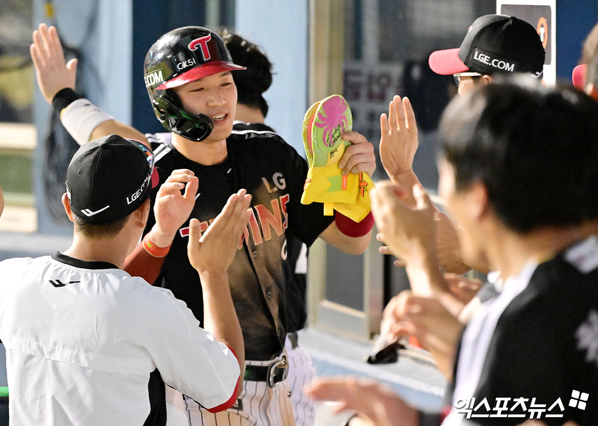 삼성은 21일 대구삼성라이온즈파크에서 열린 2026 KBO 시범경기 LG 트윈스전에서 4-3으로 승리했다. 올해 시범경기 첫 등판에 나선 아리엘 후라도가 5이닝(70구) 5피안타(1피홈런) 무사사구 4탈삼진 1실점 호투로 승리의 기반을 다졌다. 타석에서는 리드오프 중책을 맡은 이재현이 결승 투런홈런을 터트렸다. 올 시즌 가장 유력한 우승 후보 두 팀이 맞붙은 이날 대구삼성라이온즈파크엔 한국시리즈를 방불케 하는 총 2만 3860명의 관중이 몰려들었다. 엑스포츠뉴스DB