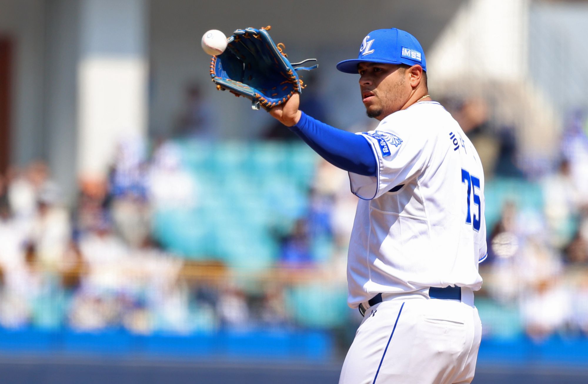 삼성은 21일 대구삼성라이온즈파크에서 열린 2026 KBO 시범경기 LG 트윈스전에서 4-3으로 승리했다. 올해 시범경기 첫 등판에 나선 아리엘 후라도가 5이닝(70구) 5피안타(1피홈런) 무사사구 4탈삼진 1실점 호투로 승리의 기반을 다졌다. 타석에서는 리드오프 중책을 맡은 이재현이 결승 투런홈런을 터트렸다. 올 시즌 가장 유력한 우승 후보 두 팀이 맞붙은 이날 대구삼성라이온즈파크엔 한국시리즈를 방불케 하는 총 2만 3860명의 관중이 몰려들었다. 삼성 라이온즈