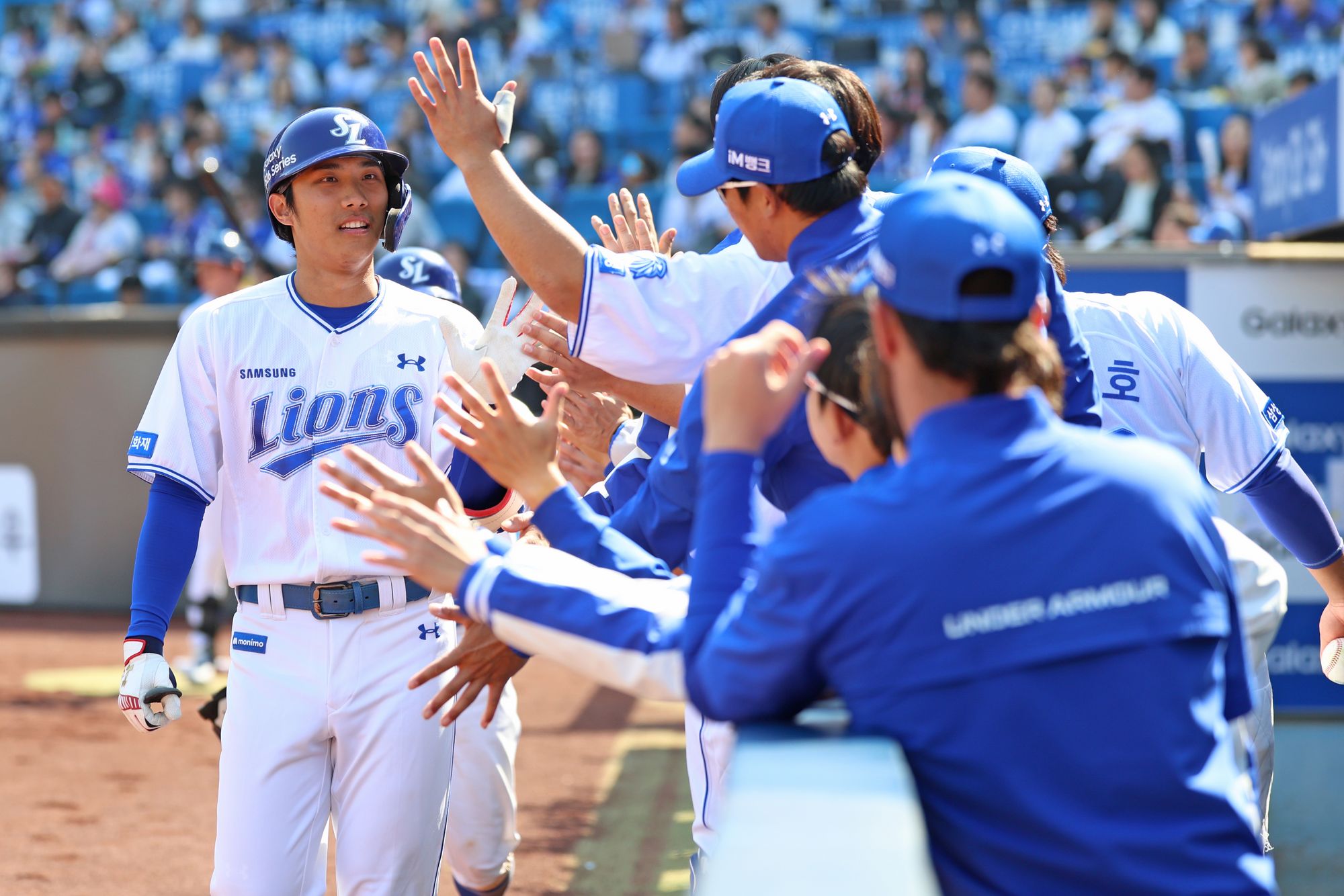 삼성은 21일 대구삼성라이온즈파크에서 열린 2026 KBO 시범경기 LG 트윈스전에서 4-3으로 승리했다. 올해 시범경기 첫 등판에 나선 아리엘 후라도가 5이닝(70구) 5피안타(1피홈런) 무사사구 4탈삼진 1실점 호투로 승리의 기반을 다졌다. 타석에서는 리드오프 중책을 맡은 이재현이 결승 투런홈런을 터트렸다. 올 시즌 가장 유력한 우승 후보 두 팀이 맞붙은 이날 대구삼성라이온즈파크엔 한국시리즈를 방불케 하는 총 2만 3860명의 관중이 몰려들었다. 삼성 라이온즈