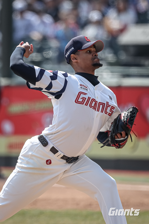 시범경기 우승이 보인다. 장단 16안타를 때린 롯데 자이언츠가 화력 싸움에서 한화 이글스를 압도하면서 2만에 가까운 관중이 운집한 사직구장 열기를 뜨겁게 달아 올렸다. 롯데는 21일 부산 사직야구장에서 2026 신한 SOL뱅크 KBO 시범경기 한화전을 치러 12-6으로 승리했다. 시범경기 6승2무1패를 기록한 롯데는 2위 두산 베어스(6승2패)와 경기 차를 벌리면서 시범경기 우승에 한 발짝 더 다가갔다. 이날 사직야구장에는 1만 8480명 관중이 입장했다. 롯데 자이언츠