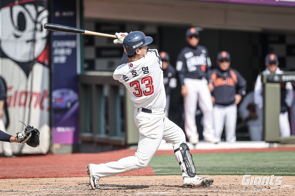 시범경기 우승이 보인다. 장단 16안타를 때린 롯데 자이언츠가 화력 싸움에서 한화 이글스를 압도하면서 2만에 가까운 관중이 운집한 사직구장 열기를 뜨겁게 달아 올렸다. 롯데는 21일 부산 사직야구장에서 2026 신한 SOL뱅크 KBO 시범경기 한화전을 치러 12-6으로 승리했다. 시범경기 6승2무1패를 기록한 롯데는 2위 두산 베어스(6승2패)와 경기 차를 벌리면서 시범경기 우승에 한 발짝 더 다가갔다. 이날 사직야구장에는 1만 8480명 관중이 입장했다. 롯데 자이언츠