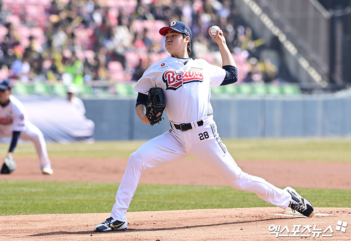 21일 오후 서울 송파구 잠실야구장에서 열린 '2026 신한 SOL Bank KBO리그 시범경기' KIA 타이거즈와 두산 베어스의 경기, 1회초 두산 선발투수 최승용이 역투하고 있다. 잠실, 박지영 기자