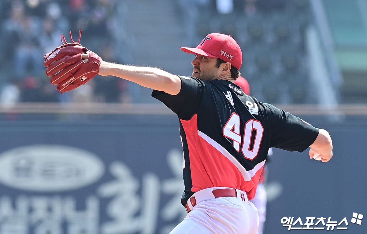 21일 오후 서울 송파구 잠실야구장에서 열린 '2026 신한 SOL Bank KBO리그 시범경기' KIA 타이거즈와 두산 베어스의 경기, 1회말 KIA 선발투수 네일이 역투하고 있다. 잠실, 박지영 기자