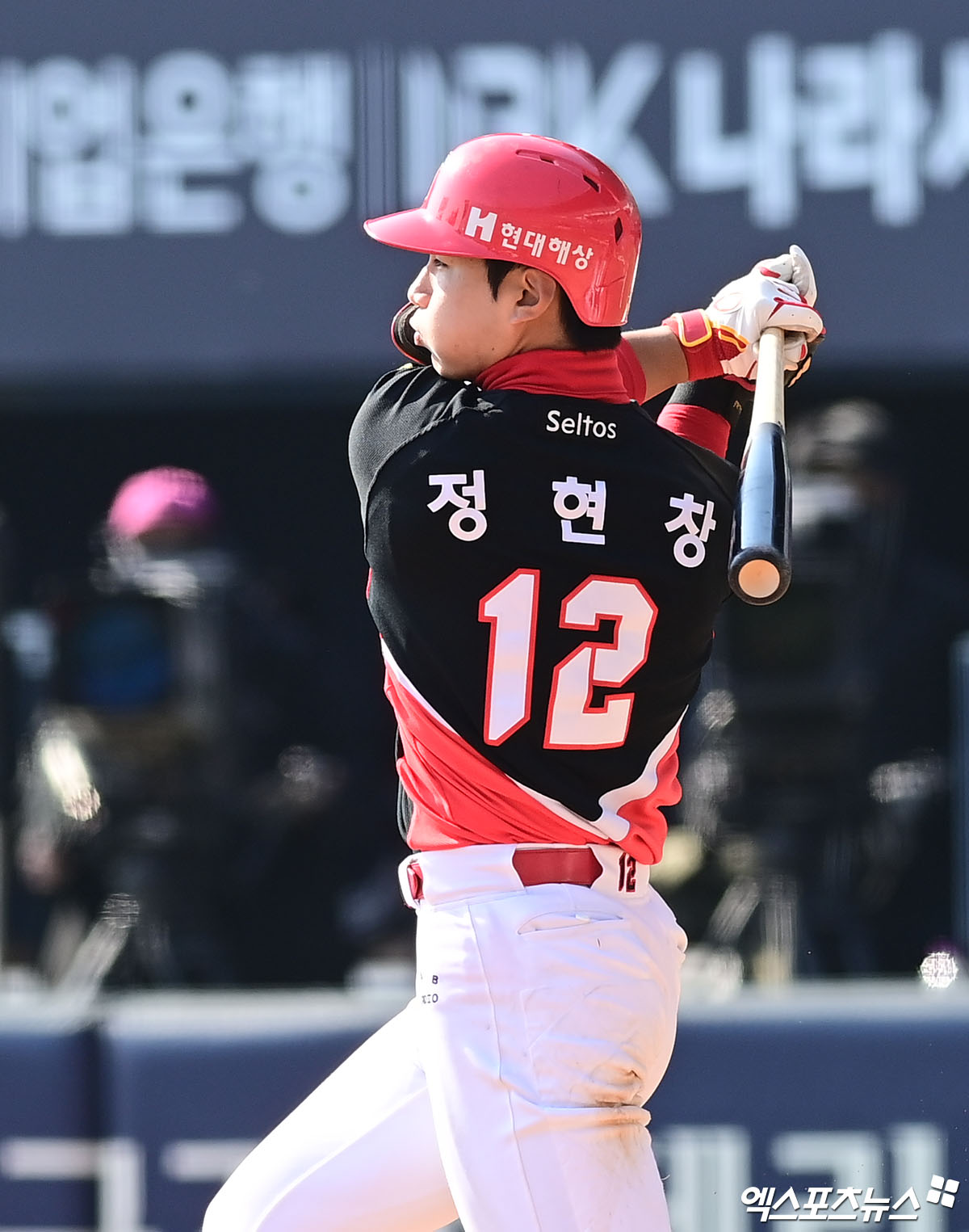 21일 오후 서울 송파구 잠실야구장에서 열린 '2026 신한 SOL Bank KBO리그 시범경기' KIA 타이거즈와 두산 베어스의 경기, 8회초 무사 1루 KIA 정현창이 안타를 때려내고 있다. 잠실, 박지영 기자