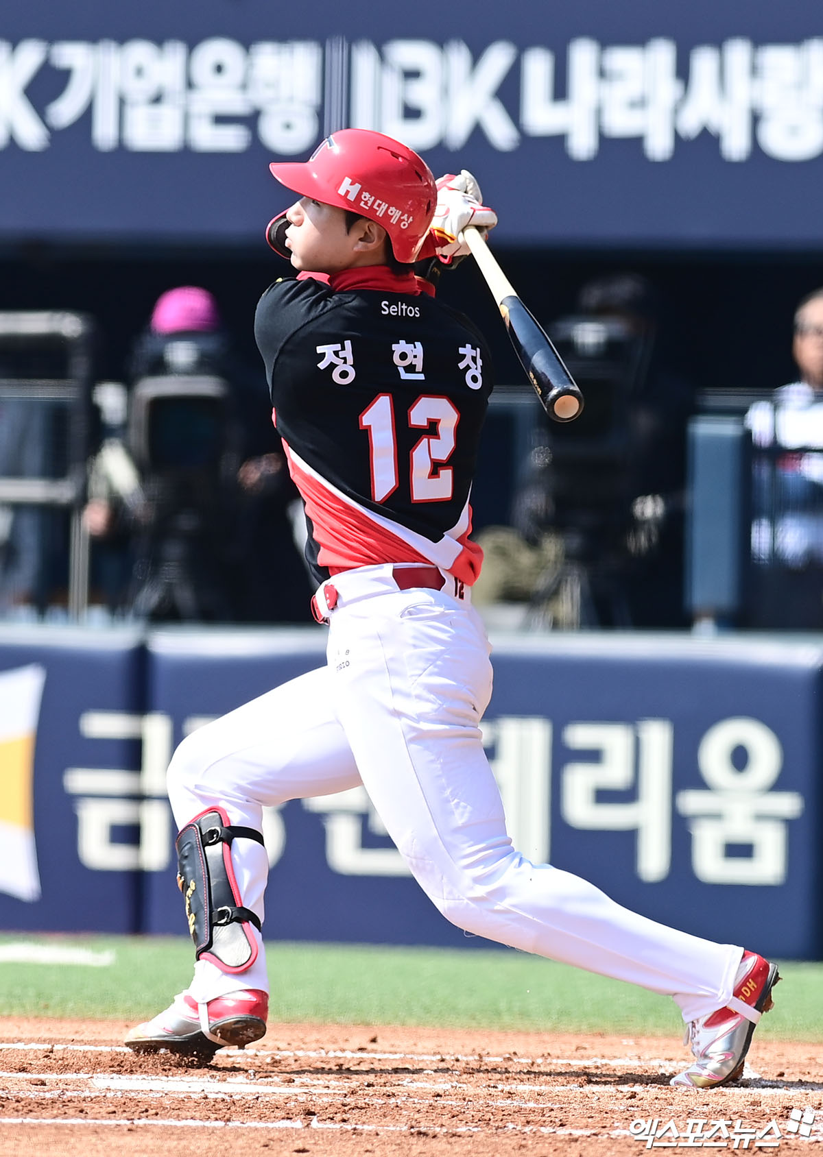 21일 오후 서울 송파구 잠실야구장에서 열린 '2026 신한 SOL Bank KBO리그 시범경기' KIA 타이거즈와 두산 베어스의 경기, 3회초 무사 1,2루 KIA 정현창이 두산 선발투수 최승용 상대로 스리런 홈런을 때려내고 있다. 잠실, 박지영 기자