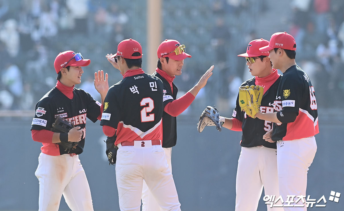 21일 오후 서울 송파구 잠실야구장에서 열린 '2026 신한 SOL Bank KBO리그 시범경기' KIA 타이거즈와 두산 베어스의 경기, KIA가 선발투수 네일의 5이닝 무실점 완벽투와 타선의 장단 14안타에 힘입어 11:6의 스코어로 승리하며 시범경기 4연패를 탈출했다.   경기 종료 후 KIA 선수들이 승리의 기쁨을 나누고 있다. 잠실, 박지영 기자
