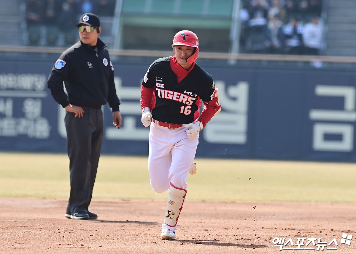 21일 오후 서울 송파구 잠실야구장에서 열린 '2026 신한 SOL Bank KBO리그 시범경기' KIA 타이거즈와 두산 베어스의 경기, 3회초 2사 KIA 윤도현이 두산 선발투수 최승용 상대로 솔로 홈런을 때려낸 뒤 베이스를 돌고 있다. 잠실, 박지영 기자