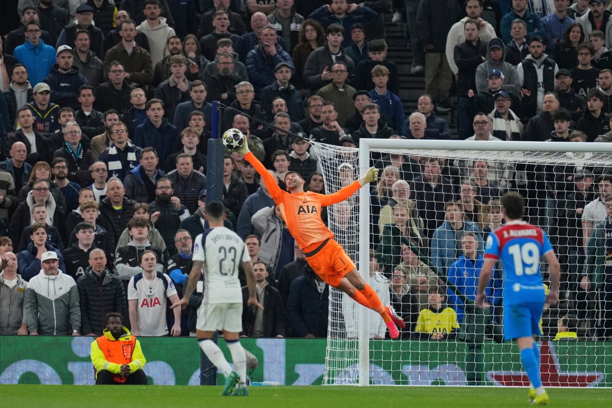 2022-2023시즌 손흥민이 그토록 힘겨워했던 탈장 이슈가 토트넘 홋스퍼에 다시 등장했다. 주전 골키퍼 굴리에모 비카리오가 주인공이다. 글로벌 스포츠 매체 '디 애슬레틱'은 21일 토트넘 골키퍼 비카리오가 다음 주 탈장 수술을 받아 한동안 결장할 거라고 보도했다. 매체에 따르면, 비카리오는 오는 22일 토트넘 홋스퍼-노팅엄 포레스트와의 225-2026시즌 프리미어리그 31라운드까지 출전하고 수술을 받을 예정이다. 손흥민도 2023년 5월까지 참았다가 시즌이 끝나자 탈장 수술을 받은 적이 있다. 연합뉴스