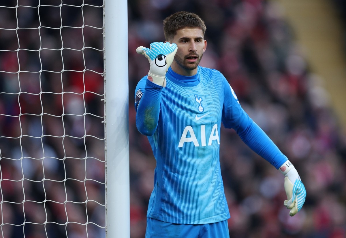 2022-2023시즌 손흥민이 그토록 힘겨워했던 탈장 이슈가 토트넘 홋스퍼에 다시 등장했다. 주전 골키퍼 굴리에모 비카리오가 주인공이다. 글로벌 스포츠 매체 '디 애슬레틱'은 21일 토트넘 골키퍼 비카리오가 다음 주 탈장 수술을 받아 한동안 결장할 거라고 보도했다. 매체에 따르면, 비카리오는 오는 22일 토트넘 홋스퍼-노팅엄 포레스트와의 225-2026시즌 프리미어리그 31라운드까지 출전하고 수술을 받을 예정이다. 손흥민도 2023년 5월까지 참았다가 시즌이 끝나자 탈장 수술을 받은 적이 있다. 연합뉴스