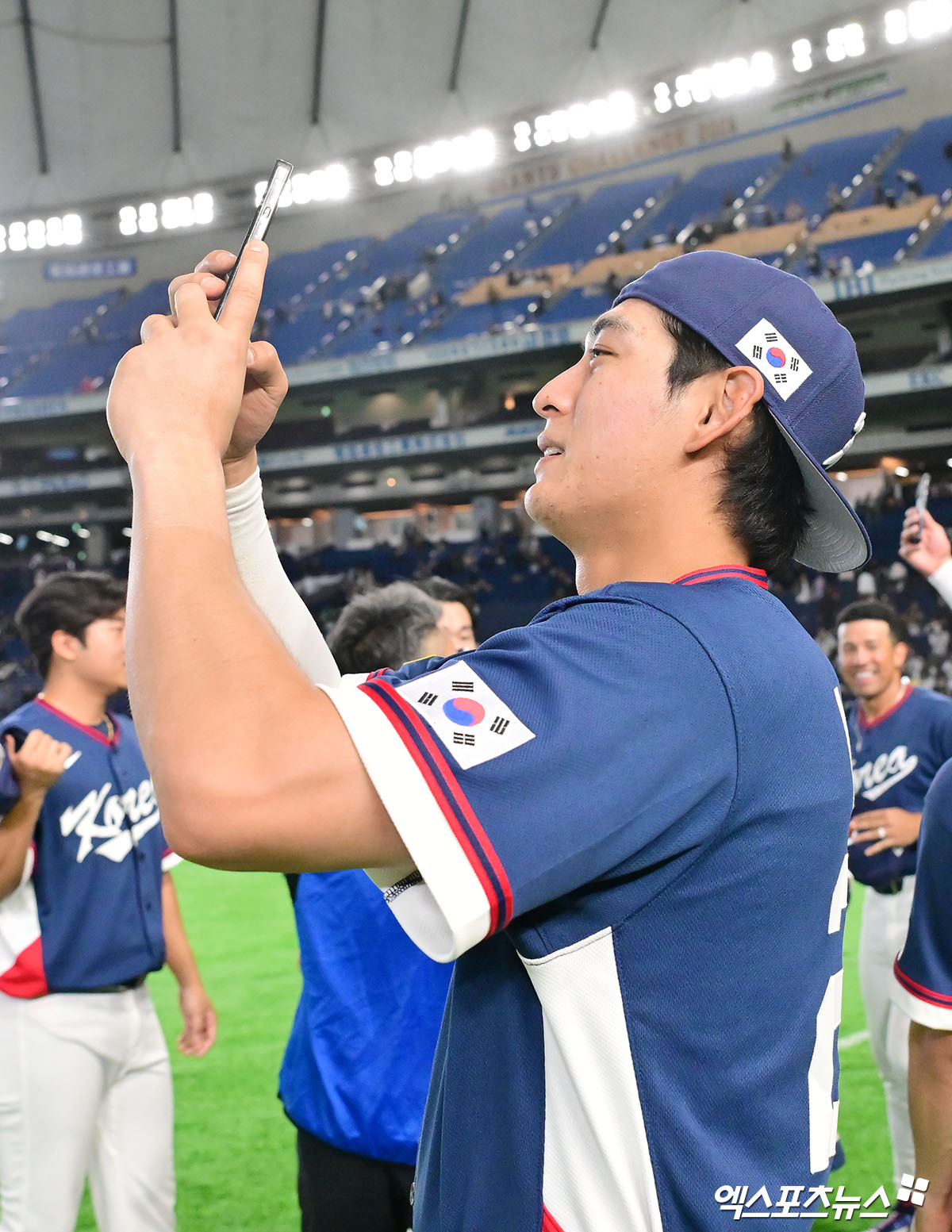 9일 오후 일본 도쿄돔에서 열린 2026 월드베이스볼클래식(WBC) C조 한국과 호주의 경기, 한국이 호주에 7:2로 승리하며 17년 만에 대회 2라운드 진출에 성공했다.  한국 이정후가 기뻐하고 있다. 엑스포츠뉴스 DB