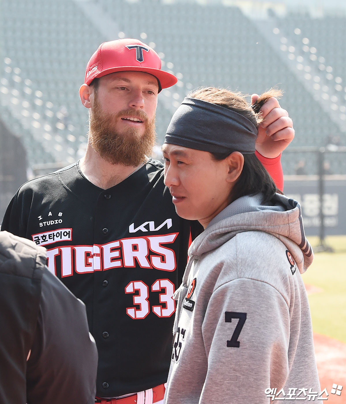 21일 오후 서울 송파구 잠실야구장에서 열리는 '2026 신한 SOL Bank KBO리그 시범경기' KIA 타이거즈와 두산 베어스의 경기에 앞서 KIA 올러와 두산 박찬호가 이야기를 나누고 있다. 잠실, 박지영 기자
