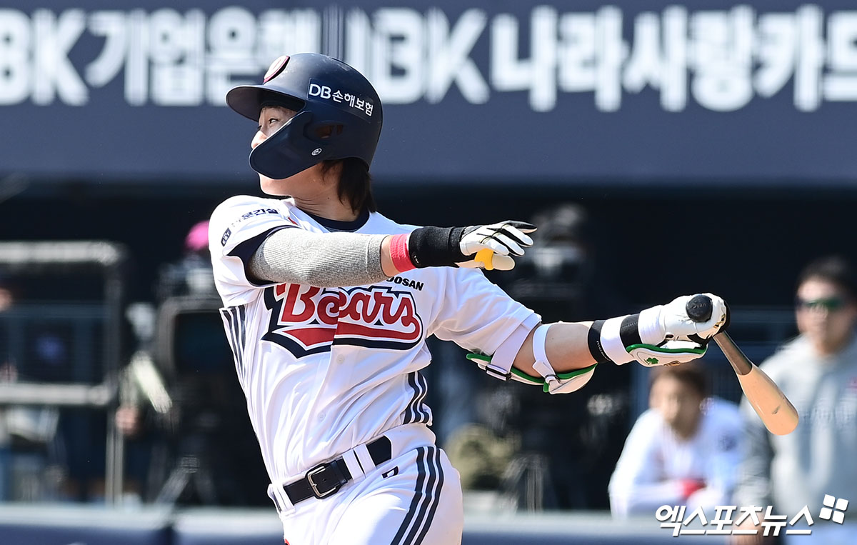 21일 오후 서울 송파구 잠실야구장에서 열린 '2026 신한 SOL Bank KBO리그 시범경기' KIA 타이거즈와 두산 베어스의 경기, 5회말 2사 두산 박찬호가 타격하고 있다. 결과는 3루수 땅볼 아웃. 잠실, 박지영 기자