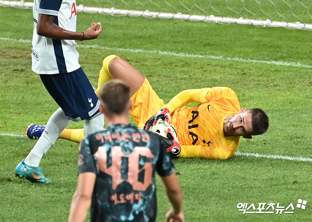 2022-2023시즌 손흥민이 그토록 힘겨워했던 탈장 이슈가 토트넘 홋스퍼에 다시 등장했다. 주전 골키퍼 굴리에모 비카리오가 주인공이다. 글로벌 스포츠 매체 '디 애슬레틱'은 21일 토트넘 골키퍼 비카리오가 다음 주 탈장 수술을 받아 한동안 결장할 거라고 보도했다. 매체에 따르면, 비카리오는 오는 22일 토트넘 홋스퍼-노팅엄 포레스트와의 225-2026시즌 프리미어리그 31라운드까지 출전하고 수술을 받을 예정이다. 손흥민도 2023년 5월까지 참았다가 시즌이 끝나자 탈장 수술을 받은 적이 있다. 엑스포츠뉴스DB