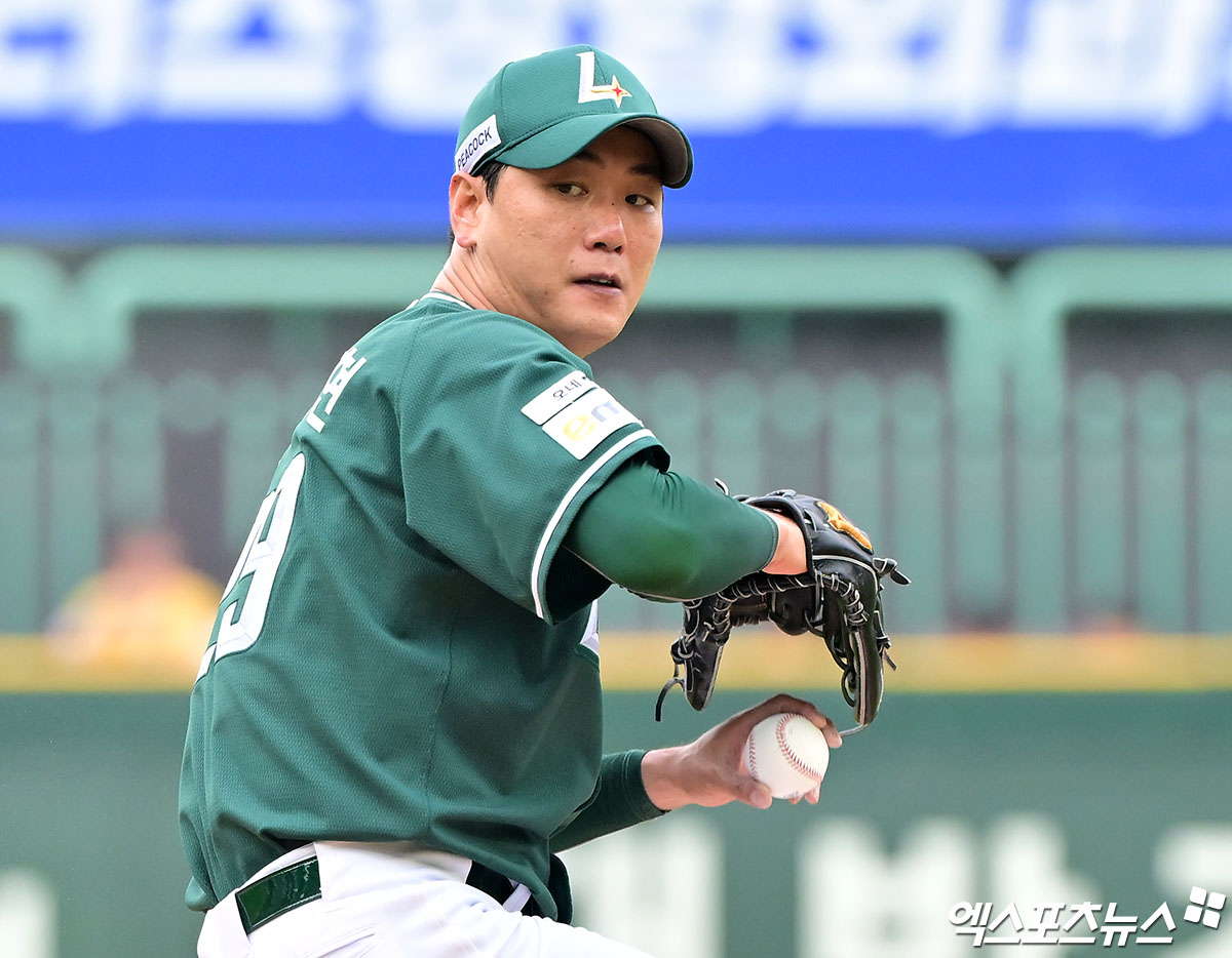 SSG 랜더스 김광현이 3월 말 일본 나고야 소재 병원에서 수술을 받는다. 김광현은 좌측 어깨 후방부위 골극 소견으로 약 2주간 재활 프로그램을 진행했고, 고민 끝에 수술을 결정했다. 엑스포츠뉴스 DB