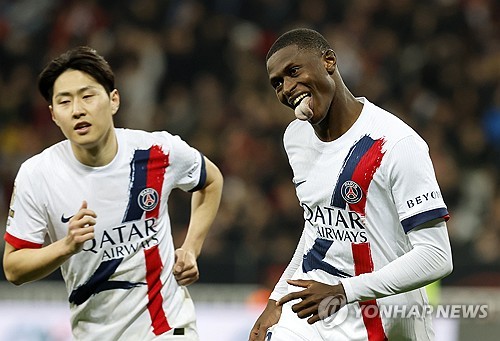 루이스 엔리케 감독이 이끄는 PSG가 22일(한국시간) 프랑스 니스에 있는 알리안츠 리비에라 경기장에서 열린 OGC 니스와의 2025-2026시즌 리그1 27라운드 원정 경기에서 4-0 대승을 거뒀다. 이날 왼쪽 공격형 미드필더로 선발 출장한 이강인은 후반 12분경 중원에서 드리블하고 패스를 내주다가 상대 유수프 은다이시미예에게 왼발 아킬레스건을 밟혔다. 연합뉴스