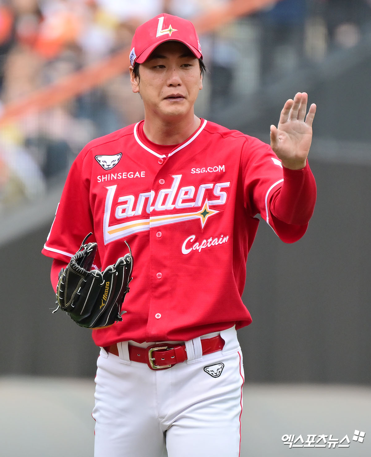 SSG 랜더스 김광현이 3월 말 일본 나고야 소재 병원에서 수술을 받는다. 김광현은 좌측 어깨 후방부위 골극 소견으로 약 2주간 재활 프로그램을 진행했고, 고민 끝에 수술을 결정했다. 엑스포츠뉴스 DB