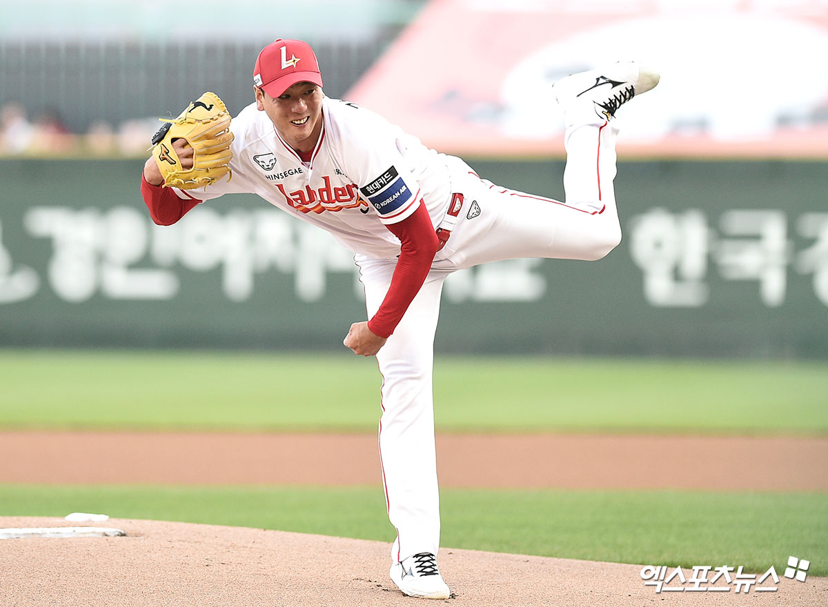 SSG 랜더스 김광현이 3월 말 일본 나고야 소재 병원에서 수술을 받는다. 김광현은 좌측 어깨 후방부위 골극 소견으로 약 2주간 재활 프로그램을 진행했고, 고민 끝에 수술을 결정했다. 엑스포츠뉴스 DB