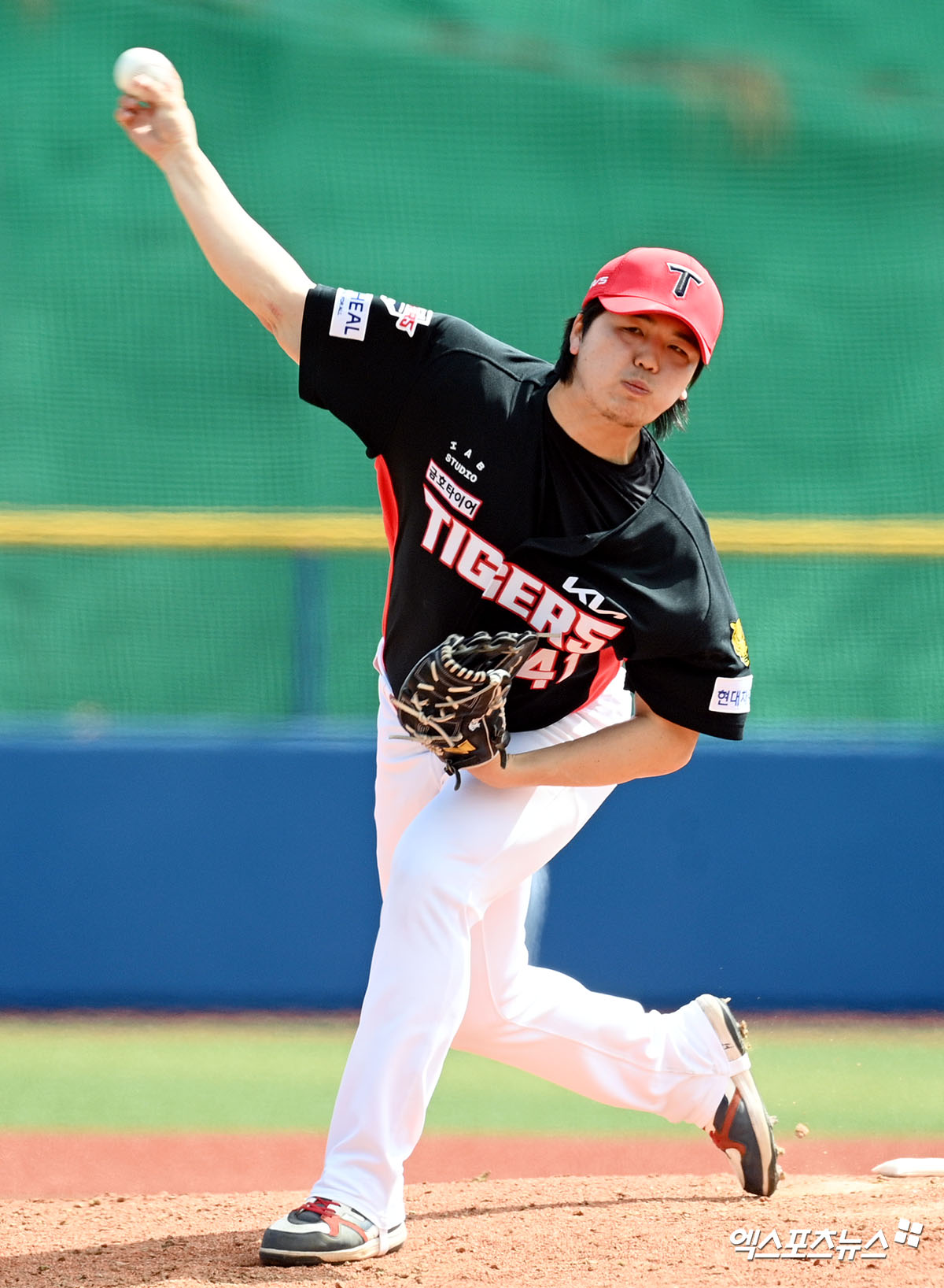 24일 일본 오키나와 카데나 구장에서 열린 KIA 타이거즈와 WBC 대표팀의 연습경기, 3회말 KIA 황동하가 공을 힘차게 던지고 있다. 엑스포츠뉴스 DB