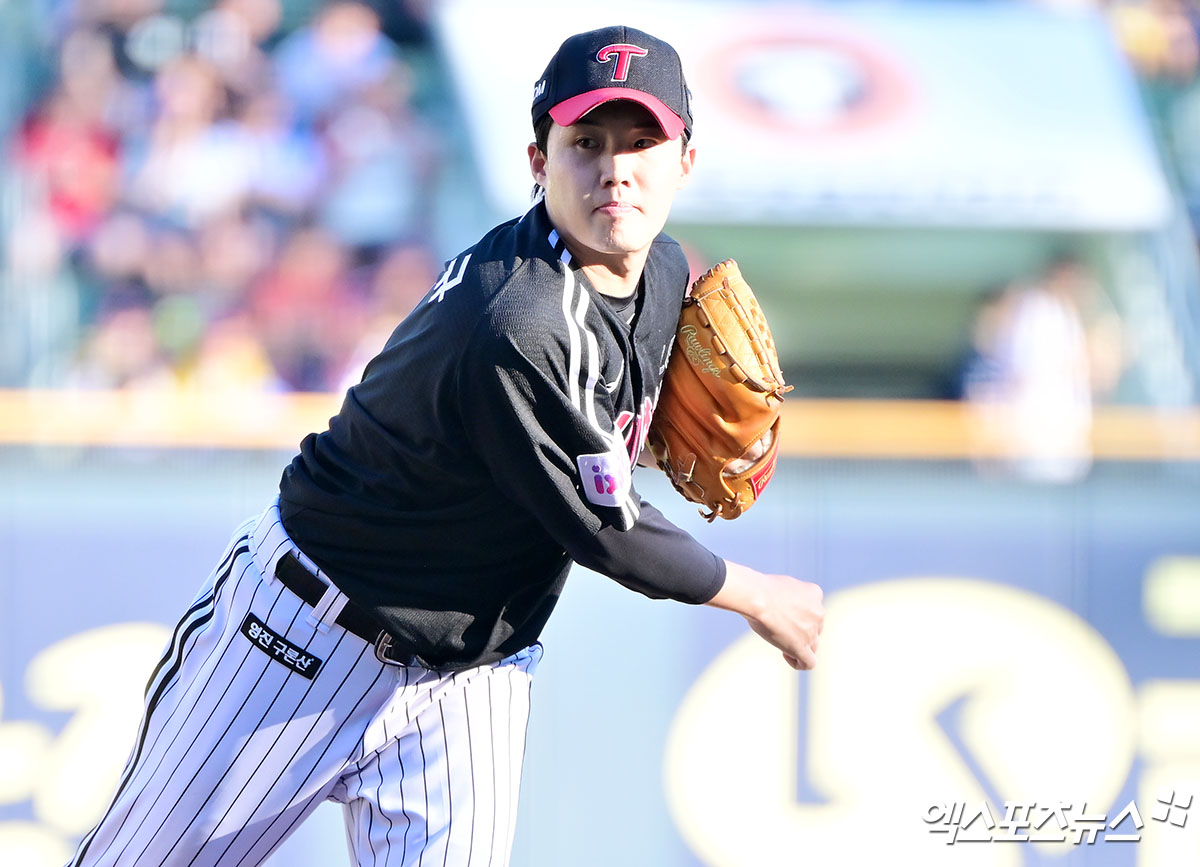 LG 트윈스는 22일 대구삼성라이온즈파크에서 열린 2026 KBO 시범경기 삼성 라이온즈전에서 14-13으로 승리했다. 양 팀 토종 에이스 LG 임찬규와 삼성 최원태가 맞붙은 가운데, LG 타선이 최원태를 상대로 3이닝 10안타 6득점을 올리며 크게 앞서나갔다. 마운드에서는 임찬규를 비롯해 구원투수 배재준, 백승현, 박시원이 7회까지 무사사구 피칭을 이어갔다. 그러나 LG는 14-6으로 앞서 있던 9회말 불펜이 급격하게 흔들리면서 7점을 내줘 스코어가 한 점 차까지 좁혔지만 동점까지는 허용하지 않으면서 14-13 진땀승을 거뒀다. 엑스포츠뉴스DB