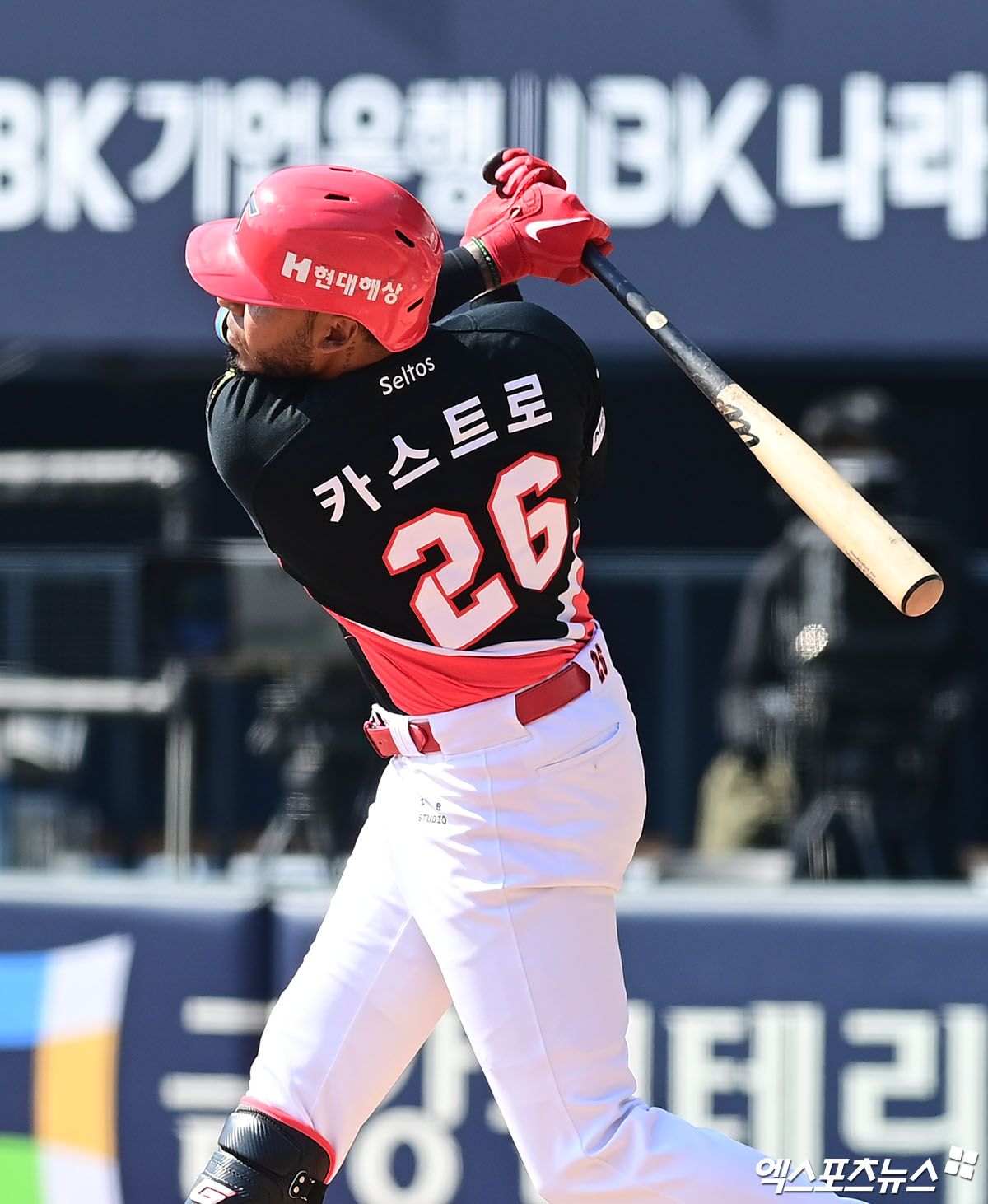 21일 오후 서울 송파구 잠실야구장에서 열린 '2026 신한 SOL Bank KBO리그 시범경기' KIA 타이거즈와 두산 베어스의 경기, 5회초 1사 KIA 카스트로가 타격하고 있다. 결과는 중견수 플라이 아웃. 엑스포츠뉴스 DB