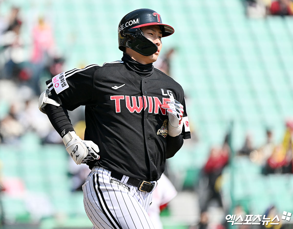 LG 트윈스는 22일 대구삼성라이온즈파크에서 열린 2026 KBO 시범경기 삼성 라이온즈전에서 14-13으로 승리했다. 양 팀 토종 에이스 LG 임찬규와 삼성 최원태가 맞붙은 가운데, LG 타선이 최원태를 상대로 3이닝 10안타 6득점을 올리며 크게 앞서나갔다. 마운드에서는 임찬규를 비롯해 구원투수 배재준, 백승현, 박시원이 7회까지 무사사구 피칭을 이어갔다. 그러나 LG는 14-6으로 앞서 있던 9회말 불펜이 급격하게 흔들리면서 7점을 내줘 스코어가 한 점 차까지 좁혔지만 동점까지는 허용하지 않으면서 14-13 진땀승을 거뒀다. 엑스포츠뉴스DB