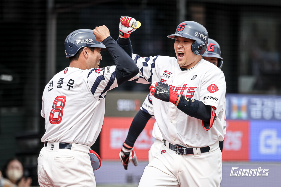 롯데 자이언츠가 또 막강한 팀 타선 화력을 뽐내며 한화 이글스를 연이틀 꺾었다. 롯데는 22일 부산 사직야구장에서 2026 신한 SOL뱅크 KBO 시범경기 한화전을 치러 10-6으로 승리했다. 이날 사직야구장엔 총 2만 360명의 관중이 입장했다. 이날 승리로 롯데는 시범경기 7승2무1패로 2위 두산 베어스(6승1무3패)와 1.5경기 차 단독 1위를 굳건히 지켰다. 롯데는 오는 23일과 24일 열리는 마지막 시범경기 일정인 문학 SSG 랜더스전에서 1승을 거둔다면 2022시즌 이후 4년 만에 시범경기 1위를 확정한다. 롯데 자이언츠