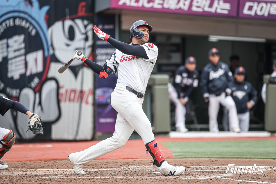 롯데 자이언츠가 또 막강한 팀 타선 화력을 뽐내며 한화 이글스를 연이틀 꺾었다. 롯데는 22일 부산 사직야구장에서 2026 신한 SOL뱅크 KBO 시범경기 한화전을 치러 10-6으로 승리했다. 이날 사직야구장엔 총 2만 360명의 관중이 입장했다. 이날 승리로 롯데는 시범경기 7승2무1패로 2위 두산 베어스(6승1무3패)와 1.5경기 차 단독 1위를 굳건히 지켰다. 롯데는 오는 23일과 24일 열리는 마지막 시범경기 일정인 문학 SSG 랜더스전에서 1승을 거둔다면 2022시즌 이후 4년 만에 시범경기 1위를 확정한다. 롯데 자이언츠