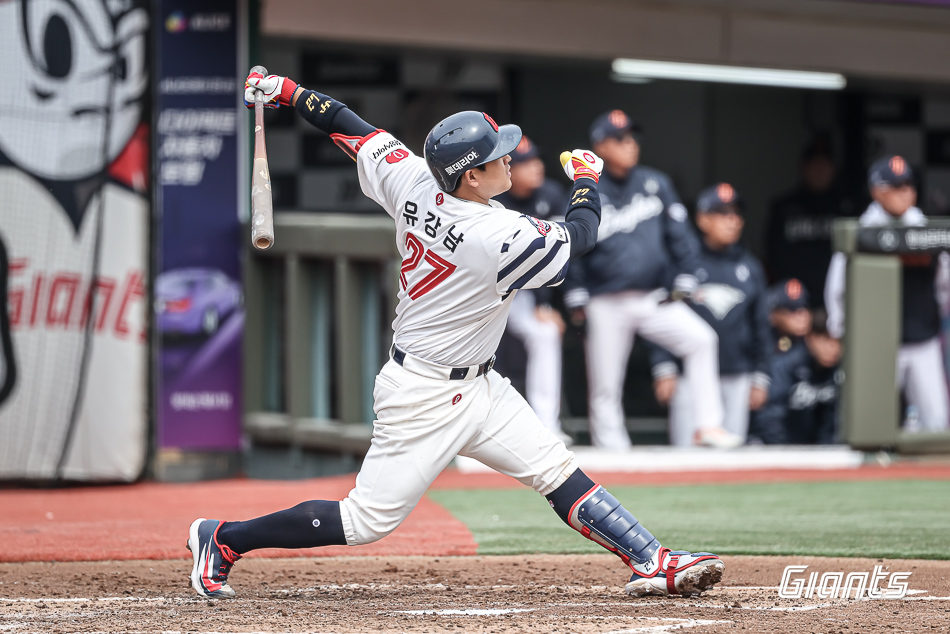 롯데 자이언츠가 또 막강한 팀 타선 화력을 뽐내며 한화 이글스를 연이틀 꺾었다. 롯데는 22일 부산 사직야구장에서 2026 신한 SOL뱅크 KBO 시범경기 한화전을 치러 10-6으로 승리했다. 이날 사직야구장엔 총 2만 360명의 관중이 입장했다. 이날 승리로 롯데는 시범경기 7승2무1패로 2위 두산 베어스(6승1무3패)와 1.5경기 차 단독 1위를 굳건히 지켰다. 롯데는 오는 23일과 24일 열리는 마지막 시범경기 일정인 문학 SSG 랜더스전에서 1승을 거둔다면 2022시즌 이후 4년 만에 시범경기 1위를 확정한다. 롯데 자이언츠