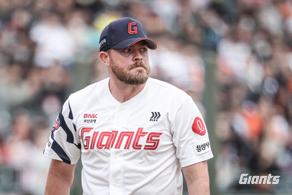 롯데 자이언츠가 또 막강한 팀 타선 화력을 뽐내며 한화 이글스를 연이틀 꺾었다. 롯데는 22일 부산 사직야구장에서 2026 신한 SOL뱅크 KBO 시범경기 한화전을 치러 10-6으로 승리했다. 이날 사직야구장엔 총 2만 360명의 관중이 입장했다. 이날 승리로 롯데는 시범경기 7승2무1패로 2위 두산 베어스(6승1무3패)와 1.5경기 차 단독 1위를 굳건히 지켰다. 롯데는 오는 23일과 24일 열리는 마지막 시범경기 일정인 문학 SSG 랜더스전에서 1승을 거둔다면 2022시즌 이후 4년 만에 시범경기 1위를 확정한다. 롯데 자이언츠