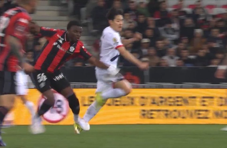 루이스 엔리케 감독이 이끄는 PSG가 22일(한국시간) 프랑스 니스에 있는 알리안츠 리비에라 경기장에서 열린 OGC 니스와의 2025-2026시즌 리그1 27라운드 원정 경기에서 4-0 대승을 거뒀다. 이날 왼쪽 공격형 미드필더로 선발 출장한 이강인은 후반 12분경 중원에서 드리블하고 패스를 내주다가 상대 유수프 은다이시미예에게 왼발 아킬레스건을 밟혔다. 중계화면 캡쳐