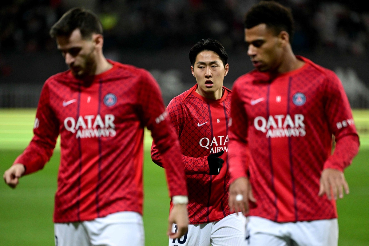 루이스 엔리케 감독이 이끄는 PSG가 22일(한국시간) 프랑스 니스에 있는 알리안츠 리비에라 경기장에서 열린 OGC 니스와의 2025-2026시즌 리그1 27라운드 원정 경기에서 4-0 대승을 거뒀다. 이날 왼쪽 공격형 미드필더로 선발 출장한 이강인은 후반 12분경 중원에서 드리블하고 패스를 내주다가 상대 유수프 은다이시미예에게 왼발 아킬레스건을 밟혔다. 연합뉴스