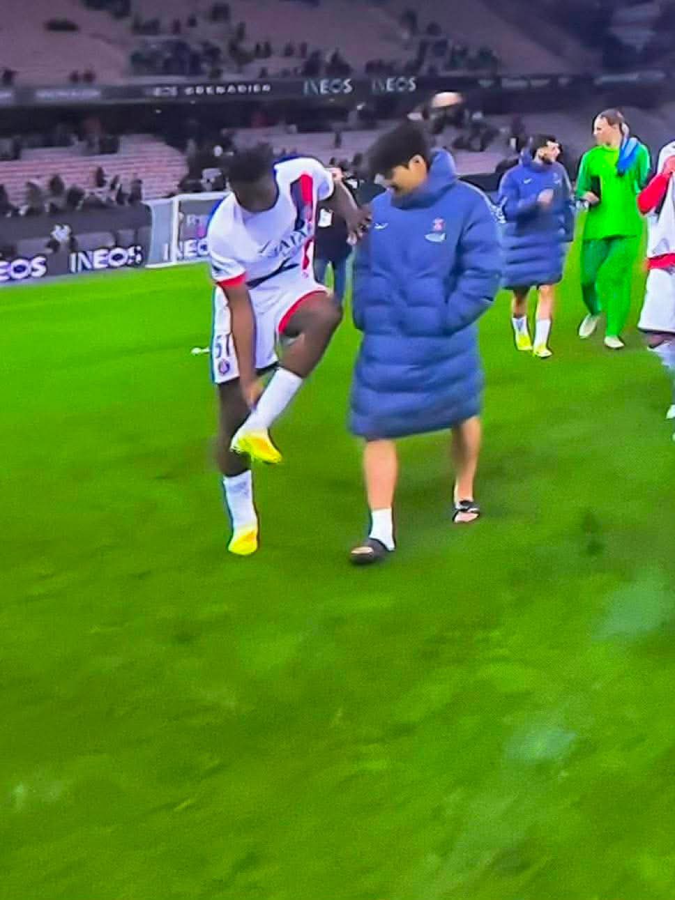 루이스 엔리케 감독이 이끄는 PSG가 22일(한국시간) 프랑스 니스에 있는 알리안츠 리비에라 경기장에서 열린 OGC 니스와의 2025-2026시즌 리그1 27라운드 원정 경기에서 4-0 대승을 거뒀다. 이날 왼쪽 공격형 미드필더로 선발 출장한 이강인은 후반 12분경 중원에서 드리블하고 패스를 내주다가 상대 유수프 은다이시미예에게 왼발 아킬레스건을 밟혔다. SNS